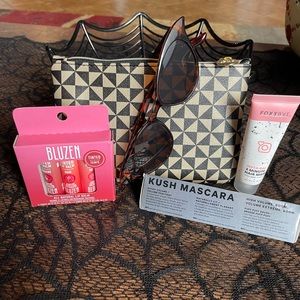 💰3 for 15💰 Ipsy sample bag with unbranded sunglasses bundle